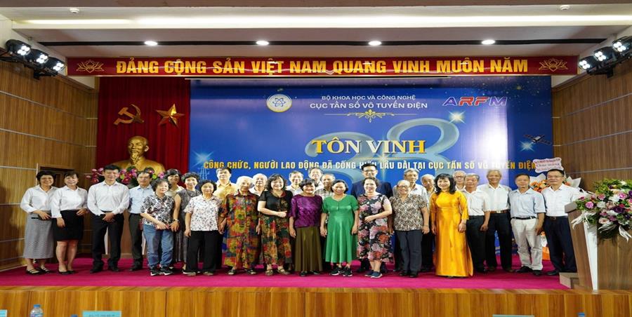 Tập thể Lãnh đạo Cục chụp hình lưu niệm cùng với các đồng chí nguyên Lãnh đạo Cục, cán bộ hưu trí của Cục qua các thời kỳ
