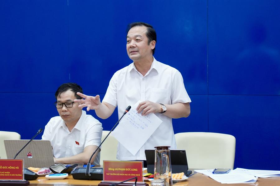 Thứ trưởng Bộ Khoa học và Công nghệ Phạm Đức Long phát biểu làm rõ các nội dung được nêu tại cuộc họp.