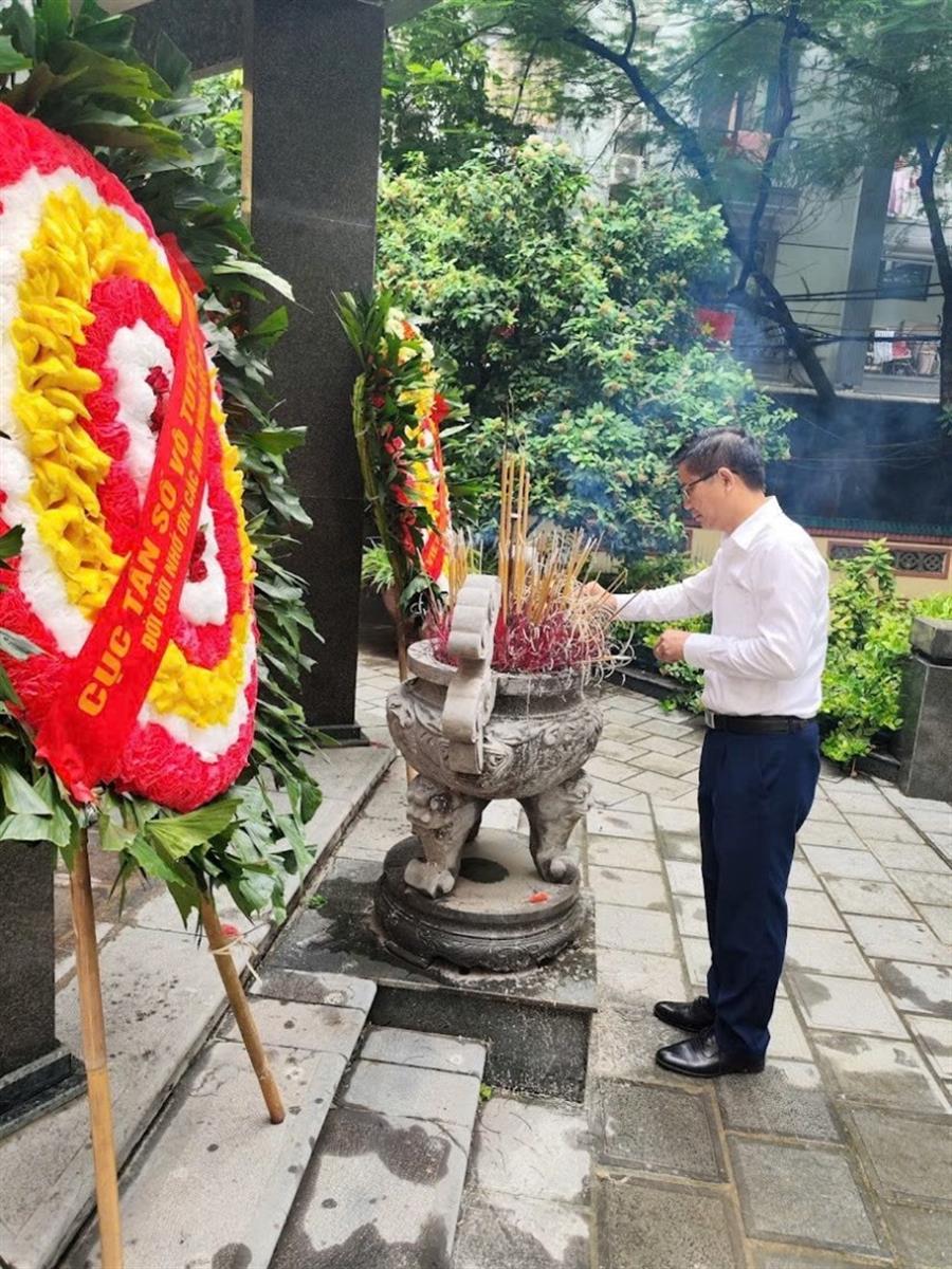 Cục trưởng Cục Tần số vô tuyến điện Lê Văn Tuấn dâng hương tri ân các Anh hùng liệt sĩ
