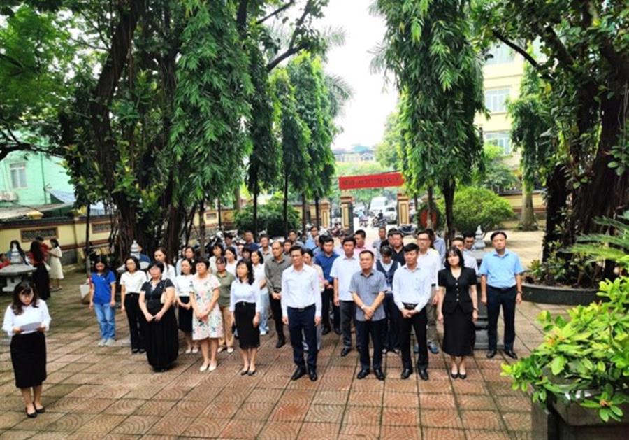 Đoàn Lãnh đạo, công chức, viên chức và người lao động Cục Tần số vô tuyến điện viếng thăm Đài tưởng niệm Anh hùng liệt sĩ phường Yên Hòa – Hà Nội