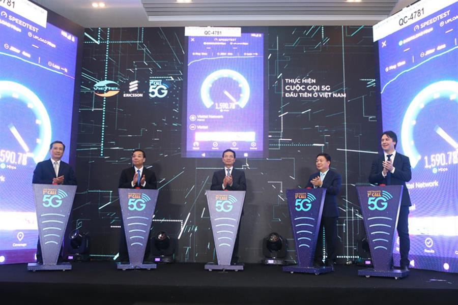 Các đại biểu thực hiện nghi thức bấm nút cuộc gọi 5G đầu tiên ở Việt Nam