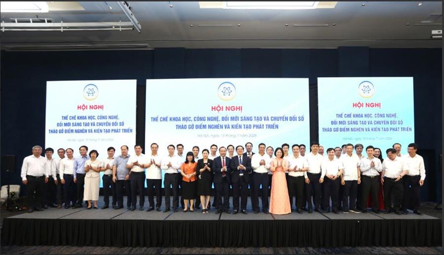 Các đại biểu tham dự Hội nghị chụp ảnh lưu niệm.